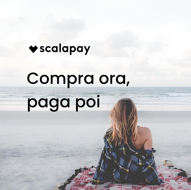 Donna sulla spiaggia, messaggio: Compra ora, paga poi con Scalapay.
